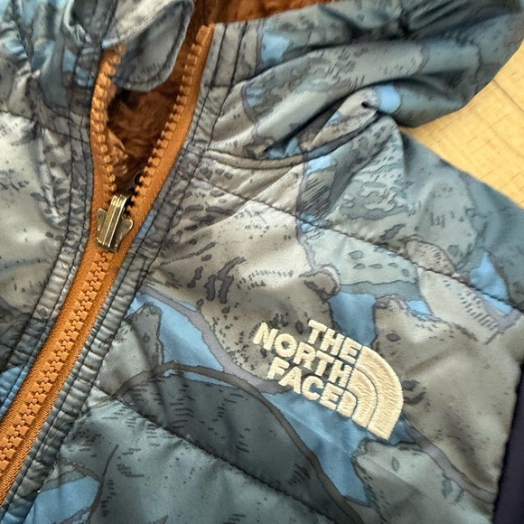 The North Face Reversible Blue & Camo Mount Chimbo Jacket size 2T - Picture 3 of 6